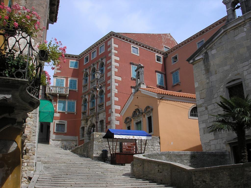 Apartments Sara Labin  Exterior foto